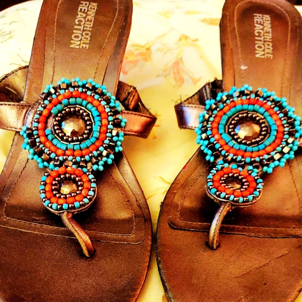 $$KENNETH COLE.. BEAUTIFUL BEADED HEELED SANDALS! SIZE 8